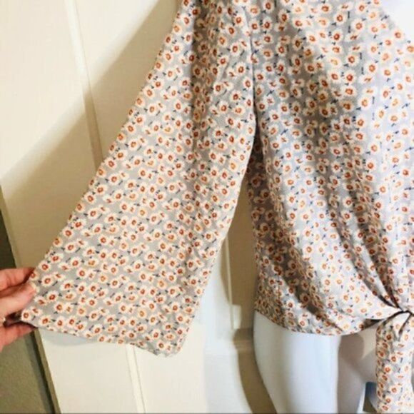 Francesca’s Carissa Front Tie Knot Cropped Floral Top Gray S - Picture 8 of 11